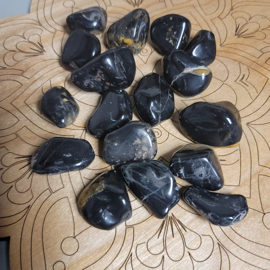 Black Onyx || strength, grounding, protection