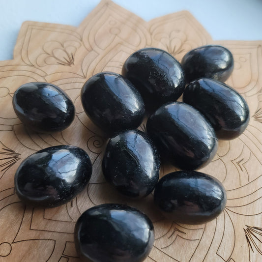 Black Tourmaline || protection, grounding, stability